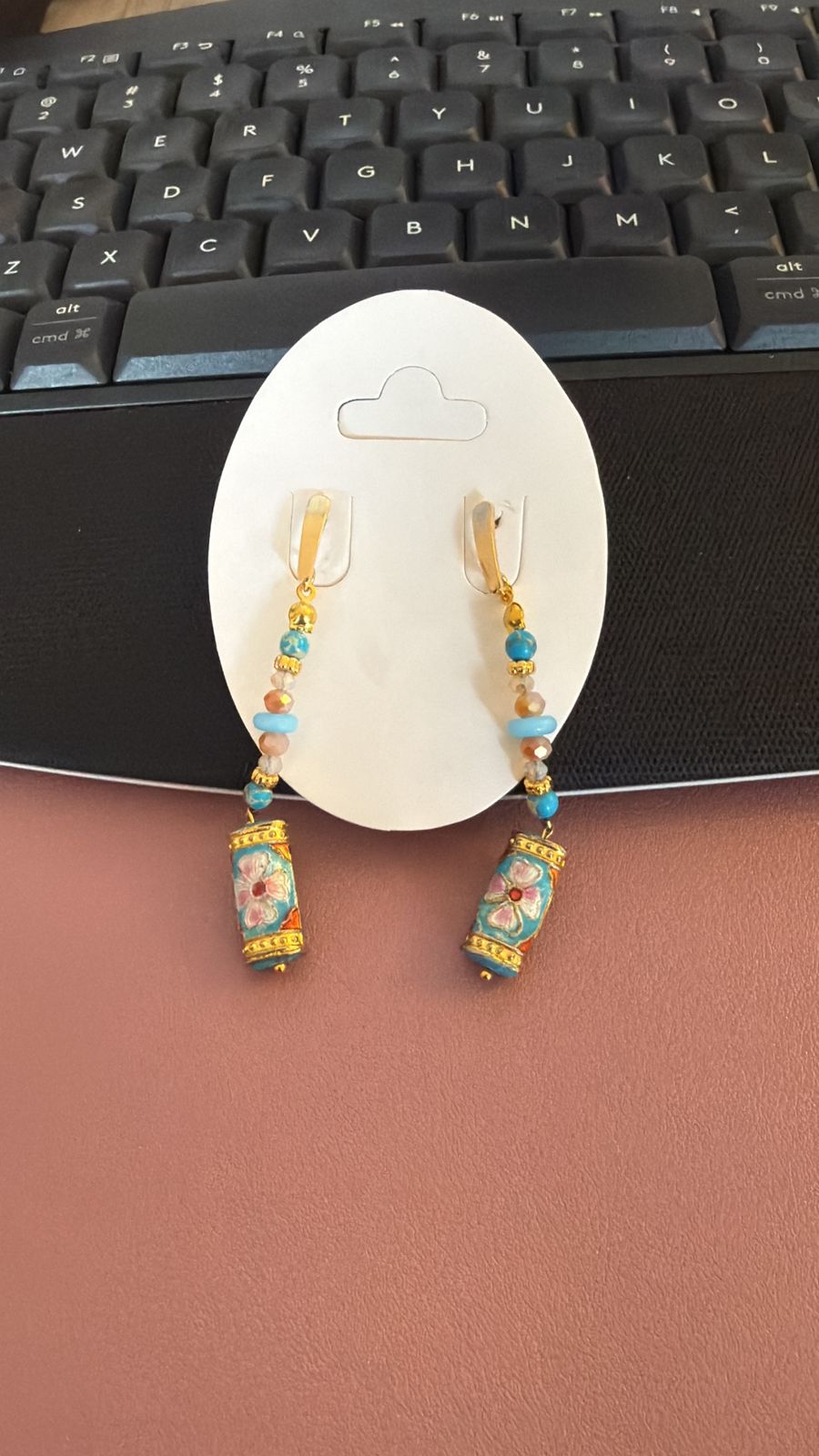 Aretes cloisonné turquesa con detalles dorados y cristales